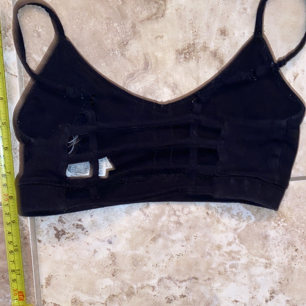 Beautiful black forever 21 strappy sports bra 🆕 - Picture 5 of 7